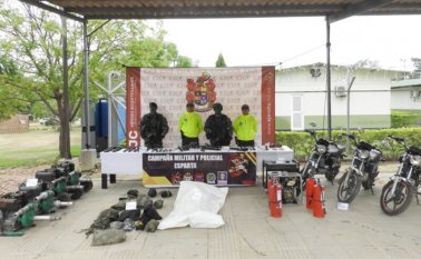 Los uniformados hallaron una zona campamentaria y una refinería para procesar gasolina de contrabando.  Incautaron dos armas largas, una pistola  una granada y un equipo de comunicaciones Ejército Nacional