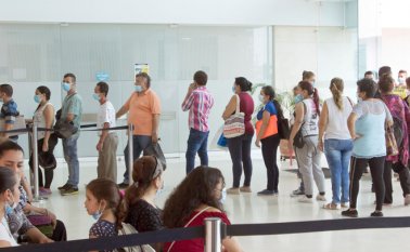 Al ser el área de urgencias una zona crítica de infecciones se pide a los pacientes el uso obligatorio del tapabocas. Esta es la única zona de atención en una clínica u hospital en donde se solicita.
Alfredo Estévez