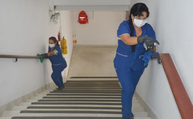 Cada dos horas el personal de servicios general de Aguas Kpital realiza limpieza y desinfección de pasamanos y sitios frecuentados por empleados y usuarios. Cortesía
