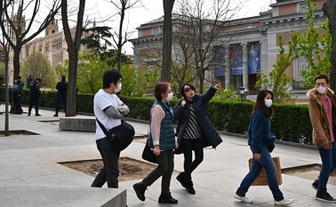 En Madrid, también cerraron escuelas y universidades durante dos semanas. AFP