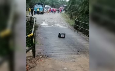 La comunidad usó barras de madera para retirar la caja. Cortesía