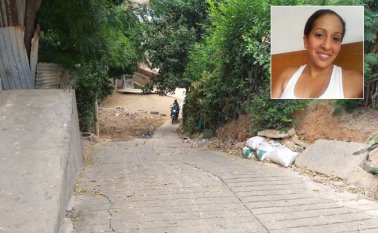 Entre las hipótesis que manejan las autoridades está la impericia al conducir y la pérdida de control de la motocicleta que generó el volcamiento. En la foto, la pendiente donde ocurrió el accidente.
La Opinión