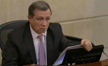 La intención que tuvo el expresidente del Senado, Ernesto Macías, de cerrarle la posibilidad a la oposición para replicar un discurso de Iván Duque, fue cuestionada por el CNE. Archivo