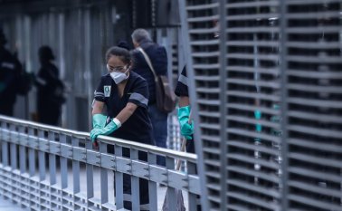 El sistema de transporte masivo TransMilenio, en Bogotá, realiza constantes jornadas de limpieza para la prevención de enfermedades respiratorias y del coronavirus. Colprensa