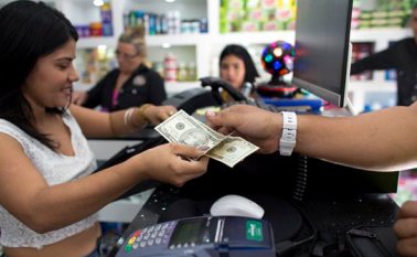 El dólar es la moneda que, junto al peso colombiano, más se está utilizando en Venezuela. Cortesía