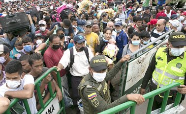 Desde el puente Francisco de Paula Santander varias personas intentaron pasar al lado venezolano desde las trochas. Algunos lo lograron. La Opinión