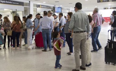 Pasajeros a la espera de sus familiares en Camilo Daza.  Archivo La Opinión