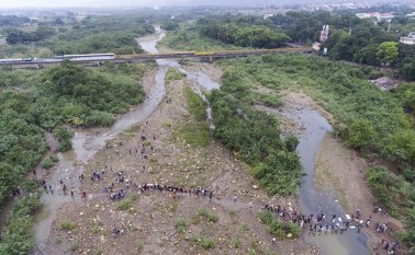 Por la trocha la marranera cientos de personas lograron ingresar a territorio colombiano. Juan Pablo Cohen La Opinión