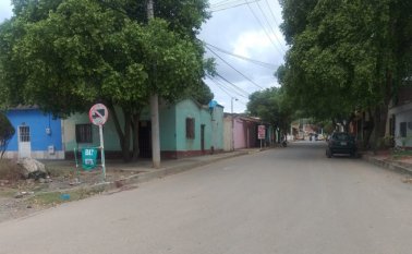 La marca de sangre de las víctimas quedó en el andén donde ocurrió el hecho en la calle 15 con avenida 6. La Opinión