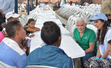 Frank Giustra y la actriz Patricia Velásquez quedaron conmovidos con las historias de los migrantes que a diario llegan al comedor de la Casa la Divina Providencia. Marina Ramírez