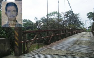 Los hermanos del motorizado estuvieron ayer presentes en Medicina Legal. Las honras fúnebres se cumplirán en Campos Dos. Cortesía