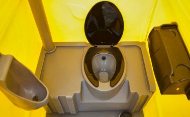 Estos baños ahorran agua, ya que sólo necesita entre 15 a 20 litros para operar durante tres días con la generación de 80 galones de desechos. Cortesía