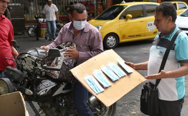 En las droguerías es difícil conseguir los tapabocas, por lo que en las calles venden estos productos a precios elevados.
César Obando