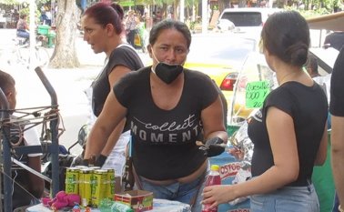 La Opinión observó en las calles de Cúcuta el mal uso de tapabocas por parte de vendedores, conductores, artistas callejeros, quienes tienen mayor contacto con gran número de personas.  Rayner Lizarazo