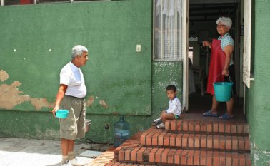 15 días hábiles tardaría Aguas Kpital en reconectar el servicio de agua potable a las familias que están sin este servicio por estar en mora.
Archivo