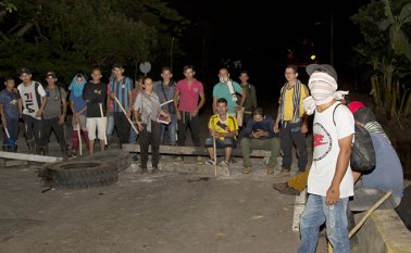 Desde el lunes permanecen bloqueados tres puntos  de la vía que comunica a Tibú con Cúcuta y Ocaña.  Estévez La Opinión