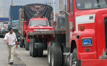 Camioneros apostados en las vías. Colprensa