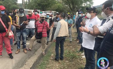 El Gobernador de Norte de Santander, Silvano Serrano, encabezó la delegación que medió para que los manifestantes levantaran los bloqueos en la vía entre Tibú y Cúcuta y Ocaña y Cúcuta. Cortesía La Opinión
