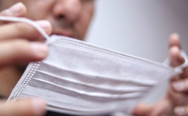 Se les permitió quitarse los guantes para el intercambio de anillos y las mascarillas para el beso tradicional.
 Colprensa Referencial