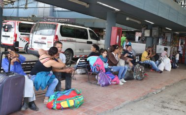 En la central de transporte son muy pocos los pasajeros que están viajando. César Obando / La Opinión