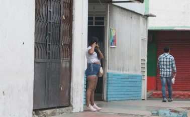 Las trabajadoras sexuales del parque Mercedes Ábrego también han sentido los efectos de la crisis sanitaria por el coronavirus, ya que sus habituales clientes se ausentaron. En ese sector de la zona céntrica ejercen la prostitución más de 300 migrantes de Venezuela. La Opinión