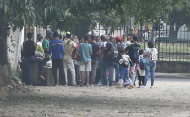 Por los pasos ilegales, cientos de venezolanos transitan a diario, guiados por un grupo de ‘trocheros’. Este grupo de viajeros fue captado la mañana de este jueves frente al Templo Histórico de Villa del Rosario César Obando y cortesía