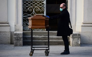 A diferencia de otras épocas, en los cementerios e iglesias de Italia los muertos no tienen ahora las pompas fúnebres multitudinarias, por culpa de la pandemia del coronavirus. AFP