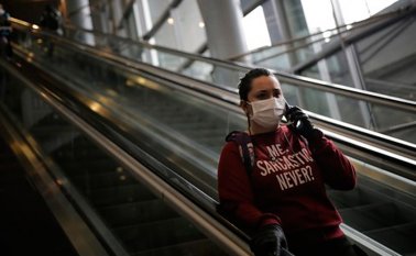 El uso del tapabocas se ha vuelto popular en las calles colombianas. Colprensa