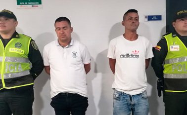 Jhon Edison Cruz Espejo (pantalón negro) y Carlos Manuel Plaza tendrán que responder en la cárcel por haber hurtado a varias personas en el barrio La Playa. Policía Nacional