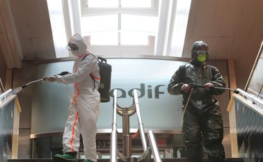 Un equipo de bacteriólogos  llevó a cabo una desinfección general en la estación de metro Nuevos Ministerios en Madrid, España, donde se han registrado más de 1.300 personas fallecidas. AFP