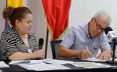 Johana Reyes, en el momento que asumió el cargo ante el alcalde Jairo Yáñez. Archivo