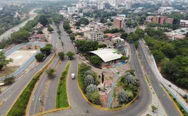 Vista aérea las avenidas Gran Colombia y Los Libertadores, que ayer permanecieron desocupadas por el confinamiento social que obliga el coronavirus. Las principales avenidas lucieron como caminos fantasmas.
 César Obando / La Opinión
