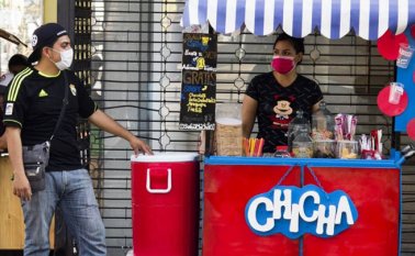 Mientras supermercados y farmacias aumentan simultáneamente las ventas y los precios, otros sectores como los puestos de comida rápida reportan caídas entre el 70 y 80%. Cortesía Rafael Urdaneta