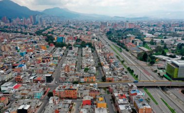 Con e lfin de que  el Aislamiento Preventivo Obligatorio, firmado por el presidente Iván Duque y los ministros de su gabinete, se haga efectivo, la norma “limita totalmente la libre circulación de personas y vehículos en el territorio nacional”, con 34 excepciones.  AFP