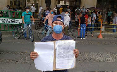 Algunos vendedores ambulantes protestaron frente a la Alcaldía de Cúcuta, pidiendo un apoyo económico para subsistir durante el aislamiento obligatorio que decretó el Gobierno Nacional. César Obando