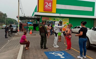 En los establecimientos comerciales abiertos, los uniformados de la Policía hacen control de la temperatura corporal a quienes salen a hacer sus compras. Policía