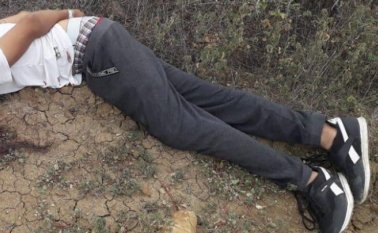 Unidades de Laboratorio de Criminalística de la Sijín adelantan la inspección al cuerpo para determinar su identificación, pues la víctima no portaba documentos. Cortesía