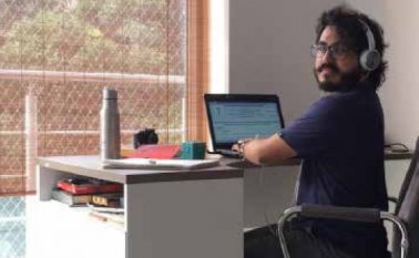 Juan Sebastián Gómez, es un abogado que hace parte del equipo técnico de la Unidad de Restitución de Tierras, que sigue atendiendo y dándole trámite a las solicitudes de los beneficiarios, de manera virtual. Cortesía