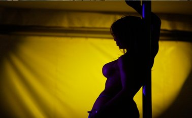 La mayoría de usuarios aprovecha para conectarse y chatear cuando bajan a pasear al perro. Afp