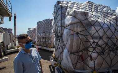 Un miembro de la Embajada de la República Popular de China revisa la descarga de 55 toneladas de ayuda humanitaria y equipo médico enviado desde China para la lucha contra la propagación del coronavirus en Venezuela.
 AFP