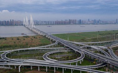 Aunque los trenes pueden entrar en la estación de la ciudad y los visitantes pueden llegar, no podrán salir, hasta el 8 de abril. Afp