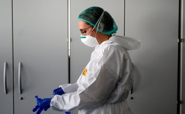 Equipo médico italiano se prepara para entrar a la zona de contagio de COVID-19.