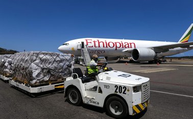 El sábado, un avión con ayuda china arribó al país petrolero con 55 toneladas de material médico. Afp
