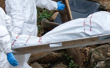 El hombre asesinado se encontraba sentado en el andén de una vivienda. Archivo