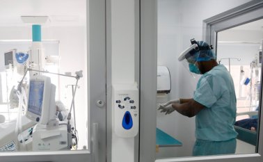Un enfermero se prepara para ingresar en la unidad de cuidados intensivos (UCI) de la Clínica Nueva, donde se atiende un paciente sospechoso por Covid-19 en Cali (Colombia).
EFE