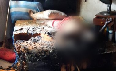 El cuerpo del profesor quedó tendido sobre la cama y la mitad del mismo fue consumido por las llamas. 
 Cortesía