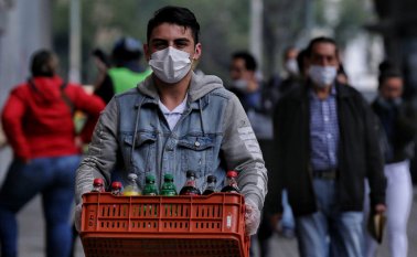 La materia prima que produce esta empresa es necesaria para fabricar productos como tapabocas, trajes de protección, jeringas y dispensador de geles. Archivo