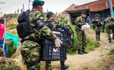 Soldados adscritos a la Fuerza de Despliegue Rápido #3 llevaron ‘Panes de Vida’ a más de 600 familias de los barrios populares de Ocaña. Cortesía