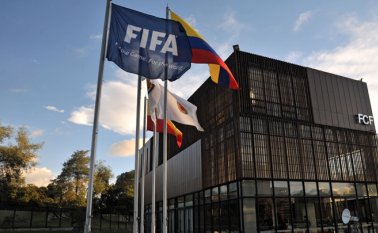 La Fifa recomienda el aplazamiento de los partidos, masculinos y femeninos, programados en junio, una decisión que ya había tomado el miércoles la UEFA. Archivo