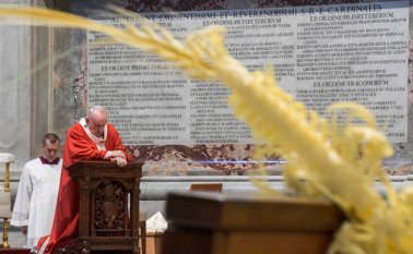 El papa Francisco rezando durante la misa del Domingo de Ramos, a puertas cerradas en la Basílica de San Pedro en el Vaticano. AFP